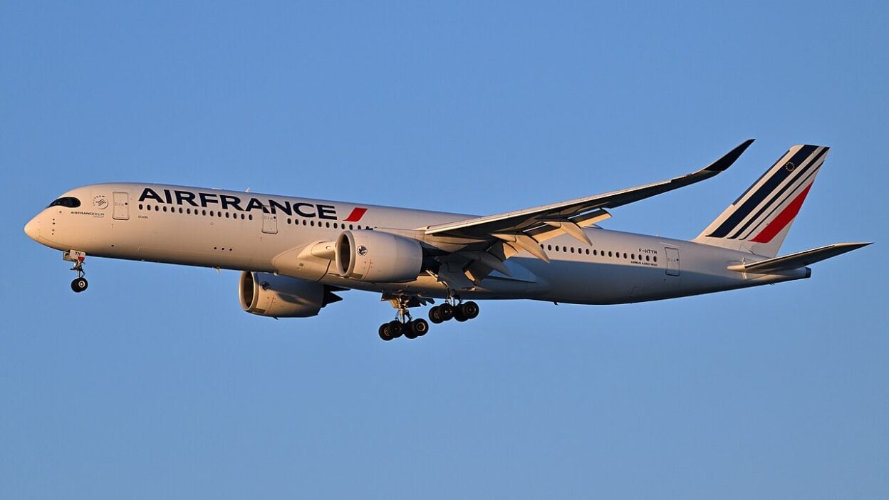 Call Air France from Abroad Without Roaming or Blocked Lines