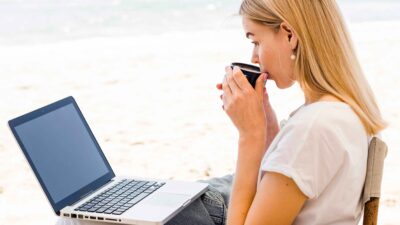 Digital nomad using a phone abroad with Mytello, avoiding roaming and calling apps while staying connected to clients globally.